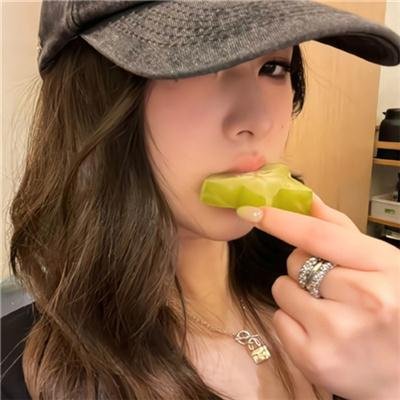 一杯咖啡与新穿的鞋子